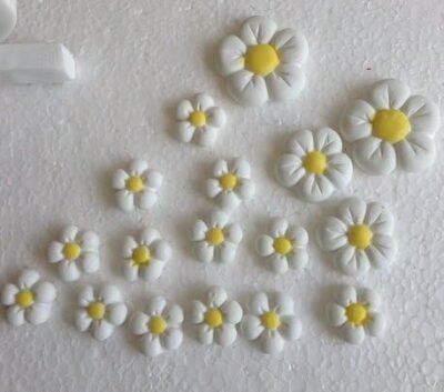 18 Beautiful Edible Sugar Fondant Balloon Blossom/Daisy Flowers White & Yellow or Choose Colour; Mixed Sizes; Handmade Cake/Cupcake Toppers/Decorations -Free & Fast Shipping - Image 5